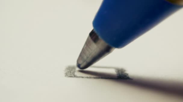 Pen dibuja una marca de verificación en un papel de fondo blanco, macro shot — Vídeos de Stock