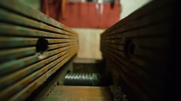 Alter rostiger Schraubstock auf Werkbank im veralteten Metallrost, Makrodolly erschossen — Stockvideo