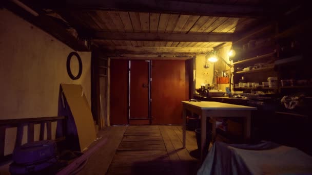 Ancien atelier de mécanique poussiéreuse avec de vieux outils recouverts de poussière