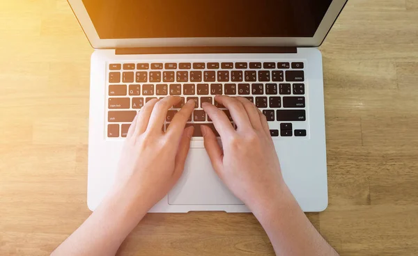 İşçisi kadın ofis dizüstü bilgisayar, iş veya le klavye yazarak