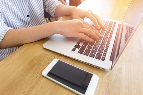İşçisi kadın ofis mobil pho ile dizüstü klavye yazarak