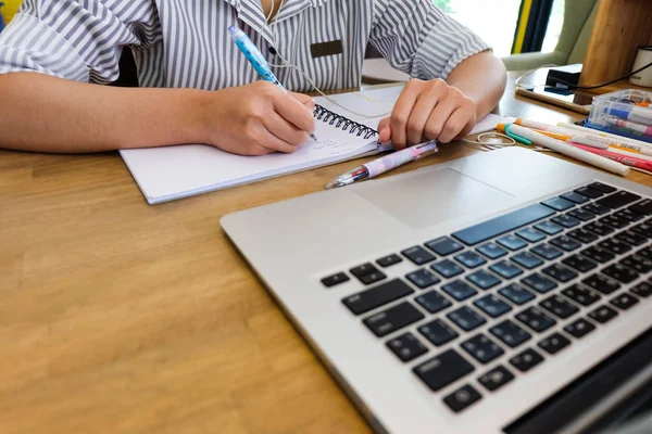 Genç kız öğrenci olduğunu yazılı defter ve laptop, kullanarak learnin