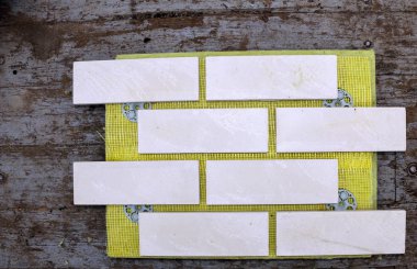 İnşaat sonrası bina ve evlerin dış dekorasyonu için doğal ve yapay taştan yapılmış dekoratif renkli tuğlalar..