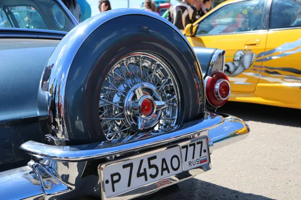 Yoshkar-Ola, Rusland, 02 juni, 2019: auto en Motorfietstentoonstelling-Festival-de top 2019 van Yo-autoshow-tentoonstelling van zeldzame, gestemde en ongebruikelijke auto's. — Stockfoto