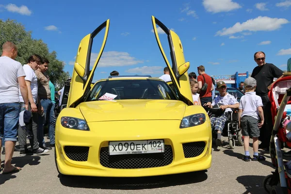 YOSHKAR-OLA, RUSIA, 02 DE JUNIO DE 2019: Exposición de automóviles y motocicletas - Festival - YO SUMMIT 2019 - Autoshow - exposición de coches raros, sintonizados e inusuales . — Foto de Stock