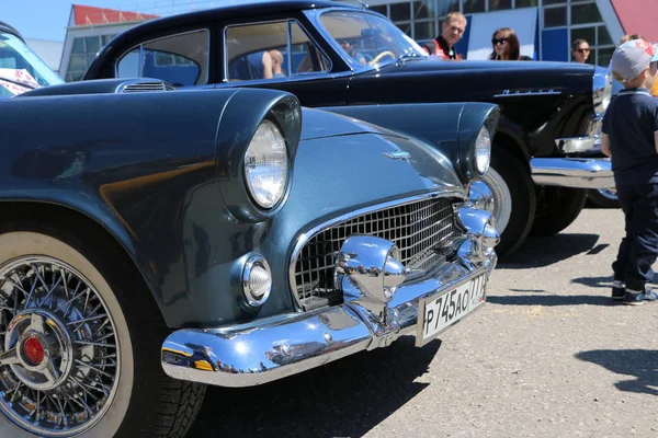 YOSHKAR-OLA, RUSIA, 02 DE JUNIO DE 2019: Exposición de automóviles y motocicletas - Festival - YO SUMMIT 2019 - Autoshow - exposición de coches raros, sintonizados e inusuales . —  Fotos de Stock