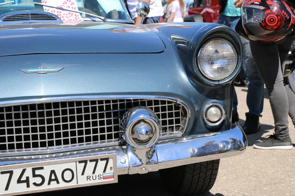 YOSHKAR-OLA, RUSIA, 02 DE JUNIO DE 2019: Exposición de automóviles y motocicletas - Festival - YO SUMMIT 2019 - Autoshow - exposición de coches raros, sintonizados e inusuales . —  Fotos de Stock