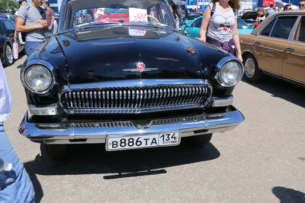 Yoshkar-Ola, Ryssland, juni 02, 2019: Auto och motorcykel utställning-Festival-yo toppmöte 2019-AutoShow-utställning av sällsynta, trimmad och ovanliga bilar. — Stockfoto