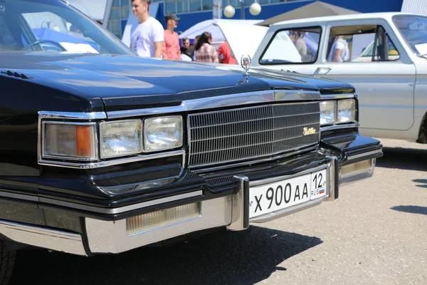 Yoshkar-Ola, Oroszország, június 02, 2019: autó-és motorkerékpár-kiállítás-fesztivál-yo Summit 2019-Autoshow-ritka, hangolt és szokatlan autók kiállítása. — Stock Fotó