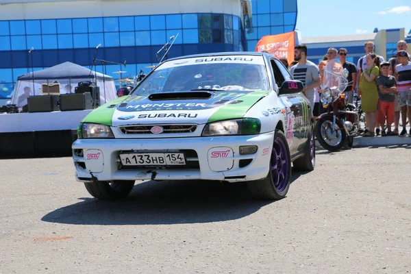 YOSHKAR-OLA, RUSSIA, JUNHO 02, 2019: Exposição Automóvel e Motocicleta - Festival - YO SUMMIT 2019 - Autoshow - exposição de carros raros, sintonizados e incomuns . — Fotografia de Stock