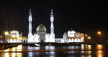 Bulgaristan, Tataristan, Rusya, 18 Kasım 2019: Yağmurlu bir gecede, fenerlerin ışığında ve sudaki yansımada Yeni Beyaz Cami. Volga Bulgaristan 'ın kültürel dini mirası. Religio