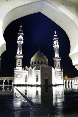 Bulgaristan, Tataristan, Rusya, 18 Kasım 2019: Yağmurlu bir gecede, fenerlerin ışığında ve sudaki yansımada Yeni Beyaz Cami. Volga Bulgaristan 'ın kültürel dini mirası. Religio