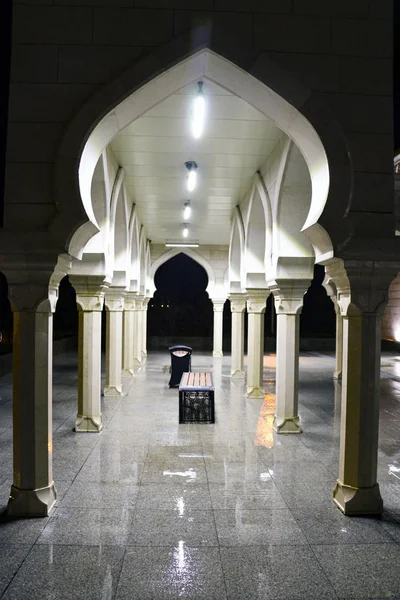 Bulgar, Tatarstan, Rusko, 18. listopadu 2019: Nová bílá mešita za deštivé noci, při osvětlení luceren a odrazu ve vodě. Kulturní náboženské dědictví Bulharska Volha. Náboženství — Stock fotografie