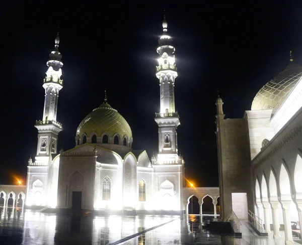 Bulgaristan, Tataristan, Rusya, 18 Kasım 2019: Yağmurlu bir gecede, fenerlerin ışığında ve sudaki yansımada Yeni Beyaz Cami. Volga Bulgaristan 'ın kültürel dini mirası. Religio — Stok fotoğraf