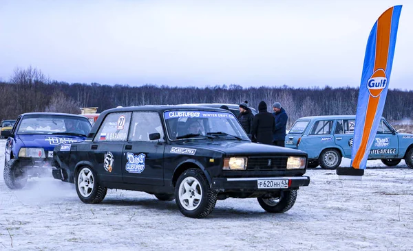 YOSHKAR-OLA, RUSSIE, 11 JANVIER 2020 : Salon de la voiture d'hiver pour les vacances de Noël pour tous les arrivants - dérive simple et double, course sur un lac gelé . — Photo