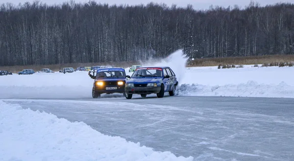 YOSHKAR-OLA, RUSSIA, JANUARY 11, 2020: Winter car show for  Christmas holidays for all comers - single and double drift, racing on  frozen lake. — ストック写真