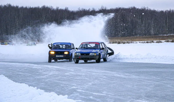 Yoshkar-Ola, Rusko, 11. ledna 2020: Zimní autosalon pro vánoční prázdniny pro všechny návštěvníky - jednosměrný a dvojitý drift, závodění na zamrzlém jezeře. — Stock fotografie