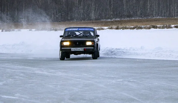 YOSHKAR-OLA, RUSIA, 11 DE ENERO DE 2020: Exposición de coches de invierno para las vacaciones de Navidad para todos los que vienen - simple y doble deriva, las carreras en el lago congelado . — Foto de Stock