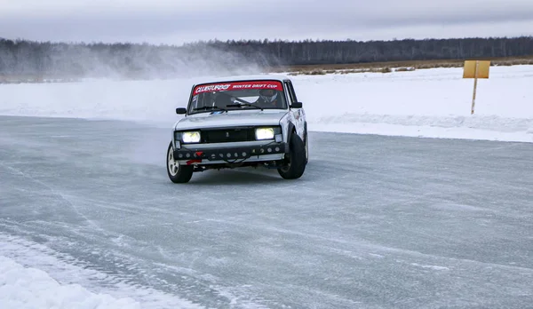 YOSHKAR-OLA, RUSSIA, JANUARY 11, 2020: Winter car show for  Christmas holidays for all comers - single and double drift, racing on  frozen lake. — Stock Photo, Image