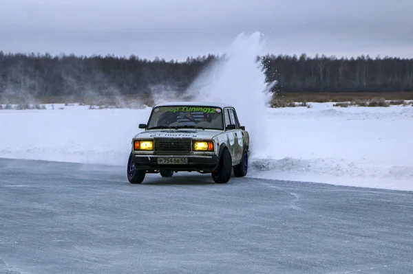 YOSHKAR-OLA, RUSIA, 11 DE ENERO DE 2020: Exposición de coches de invierno para las vacaciones de Navidad para todos los que vienen - simple y doble deriva, las carreras en el lago congelado . —  Fotos de Stock