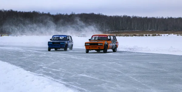 YOSHKAR-OLA, RUSIA, 11 DE ENERO DE 2020: Exposición de coches de invierno para las vacaciones de Navidad para todos los que vienen - simple y doble deriva, las carreras en el lago congelado . — Foto de Stock
