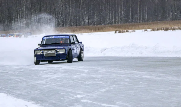 YOSHKAR-OLA, RUSSIA, JANUARY 11, 2020: Winter car show for  Christmas holidays for all comers - single and double drift, racing on  frozen lake. — Stock Photo, Image