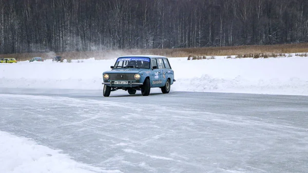 YOSHKAR-OLA, RUSSIA, JANUARY 11, 2020: Winter car show for  Christmas holidays for all comers - single and double drift, racing on  frozen lake. — ストック写真