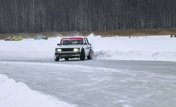 Yoshkar-Ola, Rusko, 11. ledna 2020: Zimní autosalon pro vánoční prázdniny pro všechny návštěvníky - jednosměrný a dvojitý drift, závodění na zamrzlém jezeře. — Stock fotografie