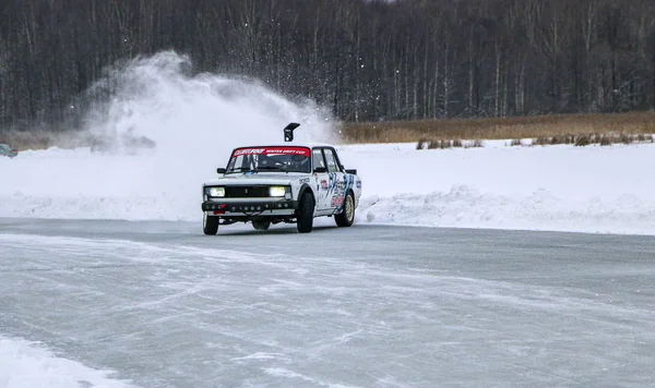 YOSHKAR-OLA, RÚSSIA, JANEIRO 11, 2020: Show de carros de inverno para feriados de Natal para todos os visitantes - deriva simples e dupla, corrida em lago congelado . — Fotografia de Stock