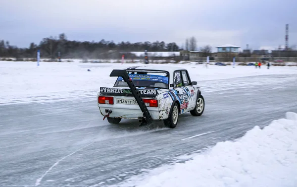 YOSHKAR-OLA, RUSSIA, JANUARY 11, 2020: Winter car show for  Christmas holidays for all comers - single and double drift, racing on  frozen lake. — 스톡 사진