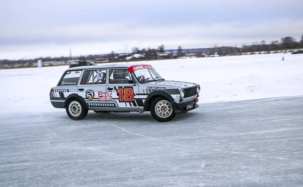 Yoshkar-Ola, Rusko, 11. ledna 2020: Zimní autosalon pro vánoční prázdniny pro všechny návštěvníky - jednosměrný a dvojitý drift, závodění na zamrzlém jezeře. — Stock fotografie