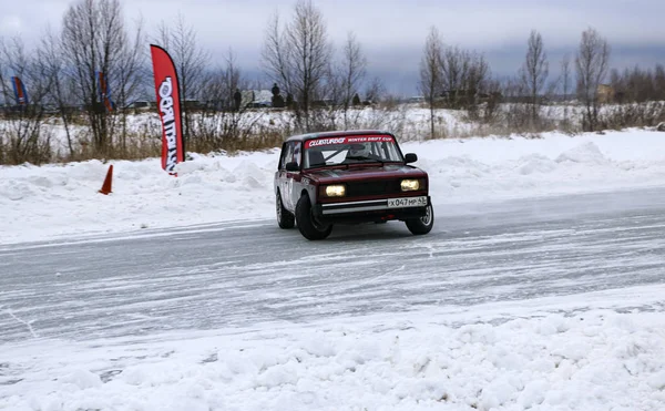 Yoshkar-Ola, Rusko, 11. ledna 2020: Zimní autosalon pro vánoční prázdniny pro všechny návštěvníky - jednosměrný a dvojitý drift, závodění na zamrzlém jezeře. — Stock fotografie