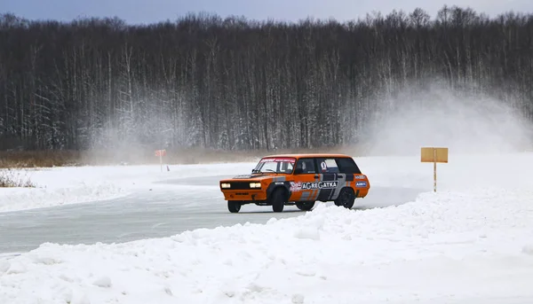 YOSHKAR-OLA, RÚSSIA, JANEIRO 11, 2020: Show de carros de inverno para feriados de Natal para todos os visitantes - deriva simples e dupla, corrida em lago congelado . — Fotografia de Stock