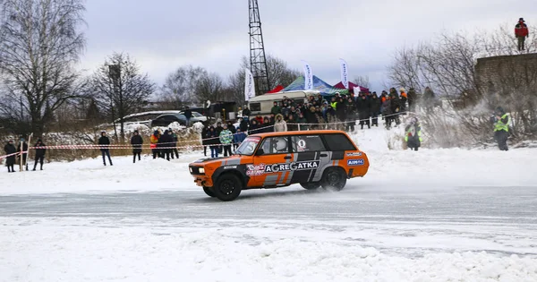 YOSHKAR-OLA, RUSSIA, JANUARY 11, 2020: Winter car show for  Christmas holidays for all comers - single and double drift, racing on  frozen lake. — 스톡 사진