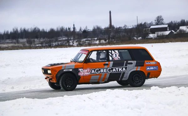 YOSHKAR-OLA, RUSIA, 11 DE ENERO DE 2020: Exposición de coches de invierno para las vacaciones de Navidad para todos los que vienen - simple y doble deriva, las carreras en el lago congelado . —  Fotos de Stock