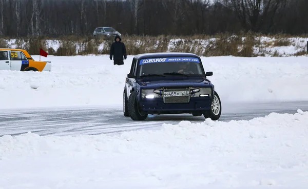 YOSHKAR-OLA, RUSSIA, JANUARY 11, 2020: Winter car show for  Christmas holidays for all comers - single and double drift, racing on  frozen lake. — 스톡 사진