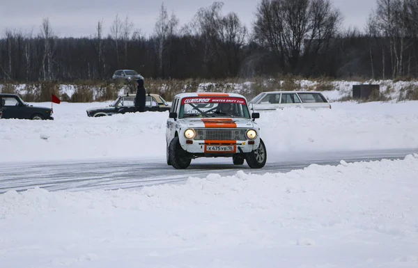 Joschkar-ola, russland, 11. januar 2020: winter car show für weihnachtsferien für alle comer - single und double drift, rennen auf zugefrorenem see. — Stockfoto