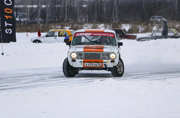 YOSHKAR-OLA, RUSIA, 11 DE ENERO DE 2020: Exposición de coches de invierno para las vacaciones de Navidad para todos los que vienen - simple y doble deriva, las carreras en el lago congelado . — Foto de Stock