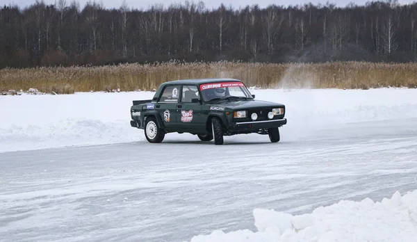 ЙОШКАР-ОЛА, РОССИЯ, ЯНВАРЬ 11 ЯНВАРЯ 2020: Зимнее автошоу на Рождество для всех желающих - одиночный и двойной дрифт, гонки на замерзшем озере . — стоковое фото