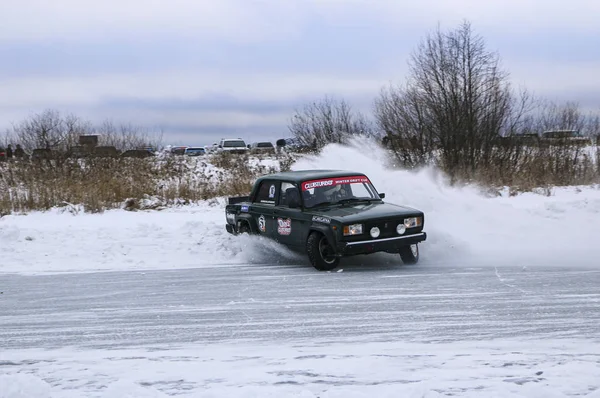 Joschkar-ola, russland, 11. januar 2020: winter car show für weihnachtsferien für alle comer - single und double drift, rennen auf zugefrorenem see. — Stockfoto