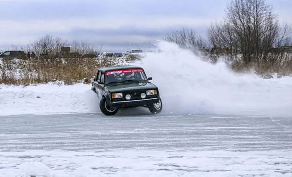 Yoshkar-Ola, Ryssland, 11 januari 2020: Vinter bilutställning för jul semester för alla - enkel och dubbel drift, racing på frusen sjö. — Stockfoto