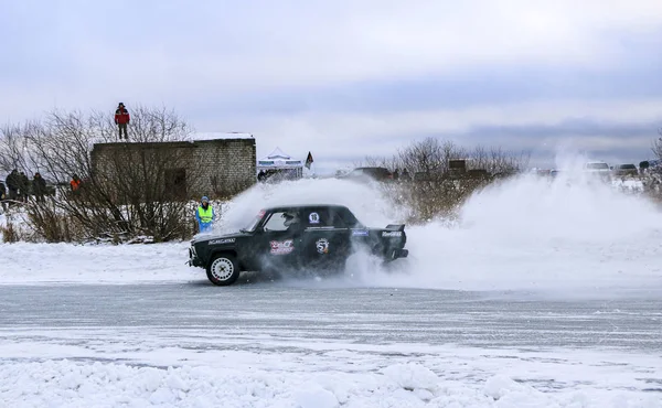 Joschkar-ola, russland, 11. januar 2020: winter car show für weihnachtsferien für alle comer - single und double drift, rennen auf zugefrorenem see. — Stockfoto