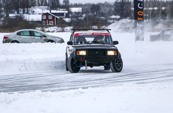 Yoshkar-Ola, Rusko, 11. ledna 2020: Zimní autosalon pro vánoční prázdniny pro všechny návštěvníky - jednosměrný a dvojitý drift, závodění na zamrzlém jezeře. — Stock fotografie