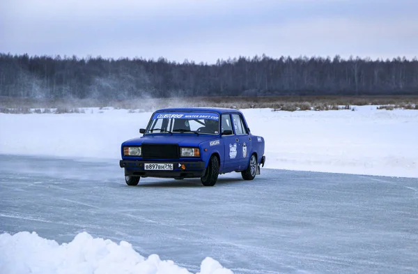 Yoshkar-Ola, Oroszország, 2020. január 11.: Téli autókiállítás Chri számára — Stock Fotó