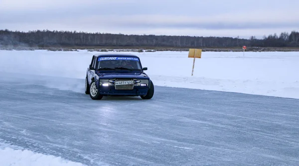 YOSHKAR-OLA, RÚSSIA, JANEIRO 11, 2020: Salão de carros de inverno para Chri — Fotografia de Stock