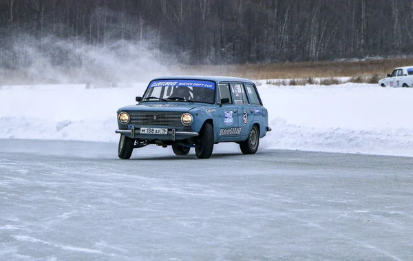 YOSHKAR-OLA, RUSSIA, JANUARY 11, 2020: Winter car show for  Chri — ストック写真