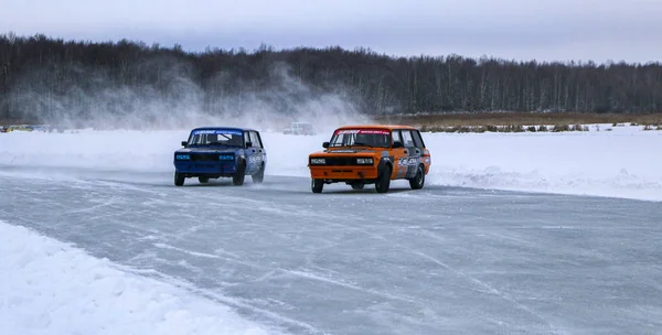 YOSHKAR-OLA, RUSIA, 11 DE ENERO DE 2020: Salón de coches de invierno para Chri — Foto de Stock