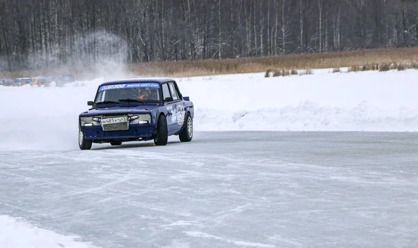 YOSHKAR-OLA, RUSSIA, JANUARY 11, 2020: Winter car show for  Chri — Stock Photo, Image