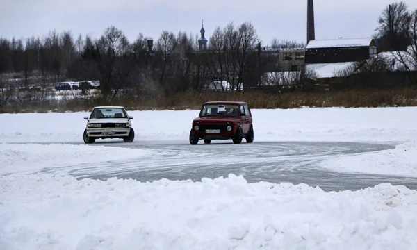 YOSHKAR-OLA, RUSIA, 11 DE ENERO DE 2020: Salón de coches de invierno para Chri — Foto de Stock