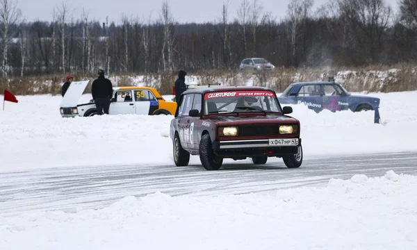 YOSHKAR-OLA, RUSIA, 11 DE ENERO DE 2020: Salón de coches de invierno para Chri —  Fotos de Stock